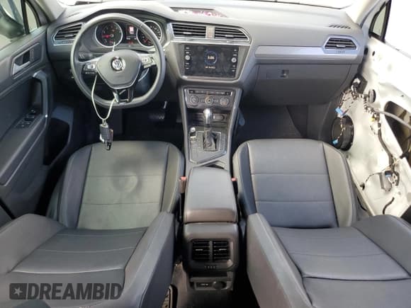 ✅ 2020 Volkswagen Tiguan SE • VIN: 3VV3B7AX0LM092905 • Lot: 81529105. Wystawiony na Copart z przebiegiem 60 130 mil. Bezpłatny archiwum sprzedaży aukcyjnych z USA i szczegółowy raport historii pojazdu na DreamBid. Zdjęcie 8.