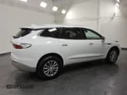 ✅ 2022 Buick Enclave Premium • VIN: 5GAERCKWXNJ113066 • Lot: 86097225. Wystawiony na Copart z przebiegiem 136 351 mil. Bezpłatny archiwum sprzedaży aukcyjnych z USA i szczegółowy raport historii pojazdu na DreamBid. Zdjęcie 3.