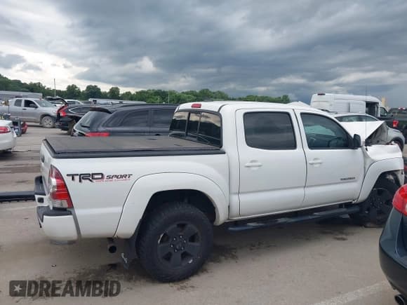✅ 2015 Toyota Tacoma • VIN: 3TMLU4EN8FM182145 • Lot: 42596941. Listed on IAAI with 251,772 mi. Free auction sales archive from the USA and detailed vehicle history report at DreamBid. Image 14.