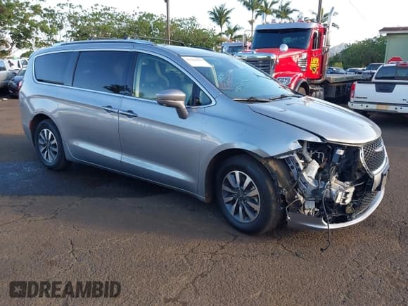 ✅ 2021 Chrysler Pacifica Hybrid Touring L • VIN: 2C4RC1L7XMR581385 • Lot: 43566058. Listed on IAAI with 6,979 mi. Free auction sales archive from the USA and detailed vehicle history report at DreamBid. Image 1.