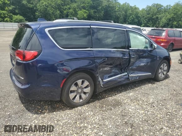 ✅ 2020 Chrysler Pacifica Hybrid Limited • VIN: 2C4RC1N71LR105540 • Lot: 62306315. Listed on Copart with 64,156 mi. Free auction sales archive from the USA and detailed vehicle history report at DreamBid. Image 3.