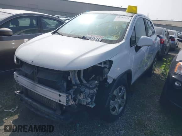 2018 Chevrolet Trax LS z VIN 3GNCJKSB2JL237296, wystawiony jako IAAI lot #43415624 z przebiegiem 54 250 mil mil oraz . Historia ofert i sprzedaży dostępna na DreamBid. Obrazek 2.