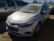✅ 2018 Chevrolet Cruze Premier • VIN: 3G1BF6SM5JS612417 • Lot: 61268812. Wystawiony na Copart z przebiegiem 81 791 mil. Bezpłatny archiwum sprzedaży aukcyjnych z USA i szczegółowy raport historii pojazdu na DreamBid. Zdjęcie 2.