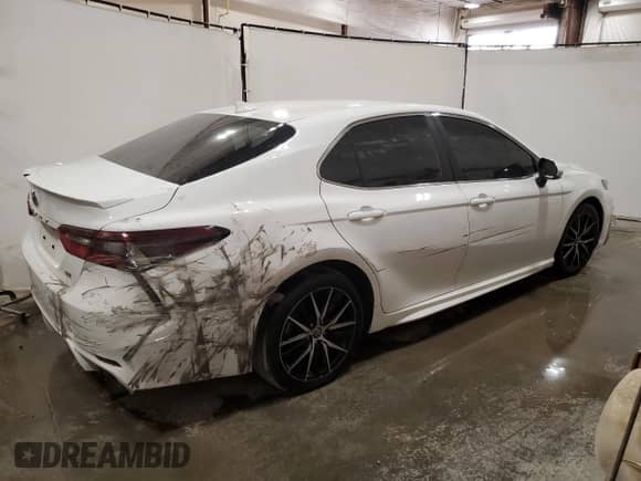 2022 Toyota Camry SE z VIN 4T1G11AKXNU664674, wystawiony jako Copart lot #68319575 z przebiegiem 62 490 mil mil oraz Czysty tytuł • Clean title. Historia ofert i sprzedaży dostępna na DreamBid. Obrazek 3.