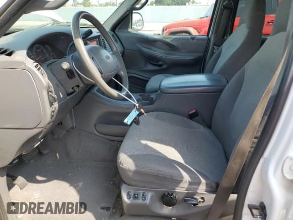 ✅ 2002 Ford Expedition XLT • VIN: 1FMRU15LX2LA36781 • Lot: 65073095. Wystawiony na Copart z przebiegiem 193 729 mil. Bezpłatny archiwum sprzedaży aukcyjnych z USA i szczegółowy raport historii pojazdu na DreamBid. Zdjęcie 7.