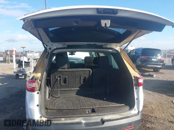 ✅ 2021 Chevrolet Traverse LS • VIN: 1GNERFKW1MJ198305 • Lot: 43381256. Wystawiony na IAAI z przebiegiem 64 079 mil. Bezpłatny archiwum sprzedaży aukcyjnych z USA i szczegółowy raport historii pojazdu na DreamBid. Zdjęcie 17.