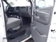 ✅ 2005 GMC Savana Cargo Y3G Mobility • VIN: 1GTHG35U651228808 • Lot: 43713347. Wystawiony na IAAI z przebiegiem 72 371 mil. Bezpłatny archiwum sprzedaży aukcyjnych z USA i szczegółowy raport historii pojazdu na DreamBid. Zdjęcie 5.