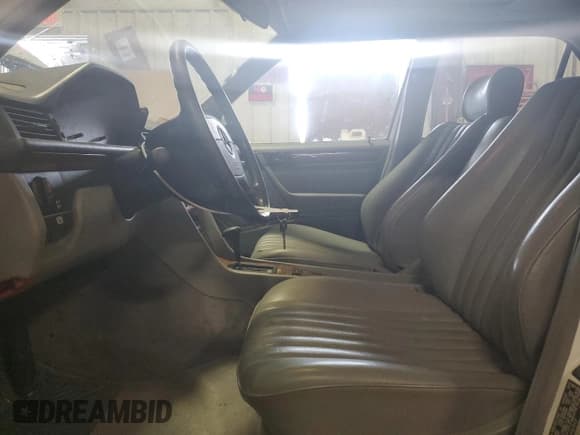 ✅ 1992 Mercedes-Benz 260 • VIN: WDBEA26D0NB615523 • Lot: 44381835. Listed on Copart with 170,142 mi. Free auction sales archive from the USA and detailed vehicle history report at DreamBid. Image 7.