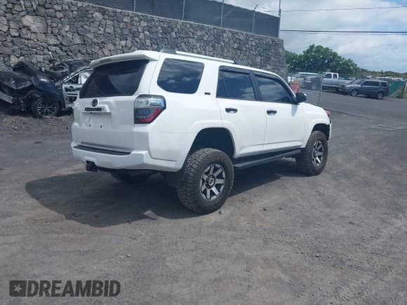 ✅ 2023 Toyota 4Runner SR5 • VIN: JTEMU5JR3P6152549 • Lot: 43295731. Listed on IAAI with 34,040 mi. Free auction sales archive from the USA and detailed vehicle history report at DreamBid. Image 4.