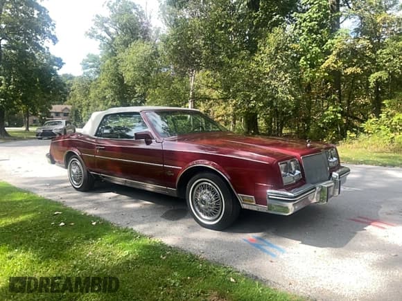 ✅ 1985 Buick Riviera • VIN: 1G4EZ67Y5FE447506 • Lot: 85337225. Wystawiony na Copart z przebiegiem 83 305 mil. Bezpłatny archiwum sprzedaży aukcyjnych z USA i szczegółowy raport historii pojazdu na DreamBid. Zdjęcie 1.