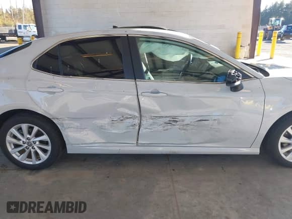 2023 Toyota Camry LE z VIN 4T1C11AK3PU187197, wystawiony jako IAAI lot #43443006 z przebiegiem 45 944 mil mil oraz . Historia ofert i sprzedaży dostępna na DreamBid. Obrazek 6.