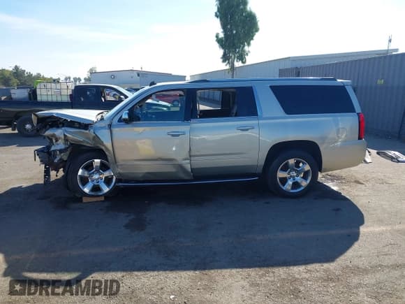 ✅ 2015 Chevrolet Suburban LTZ • VIN: 1GNSCKKC5FR258304 • Lot: 43566622. Listed on IAAI with 155,144 mi. Free auction sales archive from the USA and detailed vehicle history report at DreamBid. Image 15.