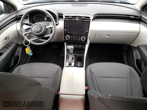 ✅ 2022 Hyundai Tucson SE • VIN: 5NMJACAE3NH020585 • Lot: 62921983. Wystawiony na Copart z przebiegiem 25 903 mil. Bezpłatny archiwum sprzedaży aukcyjnych z USA i szczegółowy raport historii pojazdu na DreamBid. Zdjęcie 8.