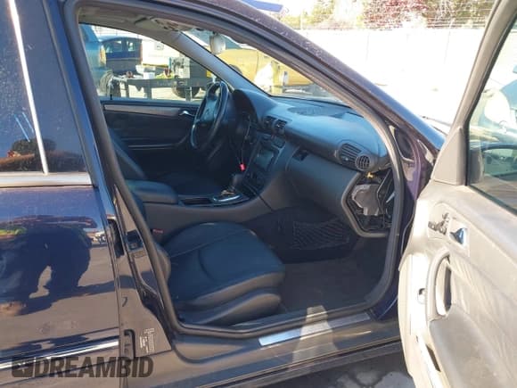 ✅ 2001 Mercedes-Benz C 320 • VIN: WDBRF64J51F030426 • Лот: 43907129. Опубликован ранее на IAAI с пробегом 275 729 миль. Бесплатный доступ к архиву аукционных продаж из США и подробный отчёт об истории автомобиля на DreamBid. Изображение 5.