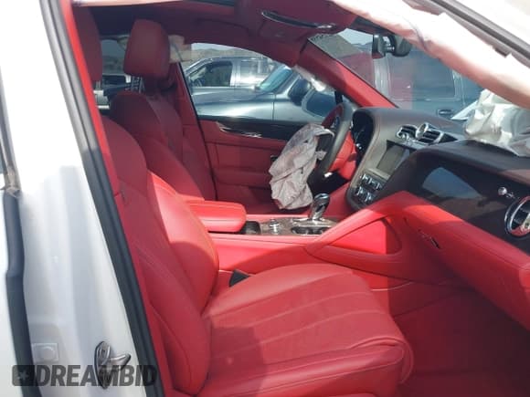 ✅ 2022 Bentley Bentayga V8 • VIN: SJAAM2ZV4NC016521 • Lot: 42154598. Listed on IAAI with 5,985 mi. Free auction sales archive from the USA and detailed vehicle history report at DreamBid. Image 5.