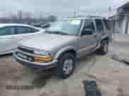 1999 Chevrolet Blazer LT z VIN 1GNDT13W3X2250496, wystawiony jako IAAI lot #42001807 z przebiegiem 210 193 mil mil oraz . Historia ofert i sprzedaży dostępna na DreamBid. Obrazek 2.