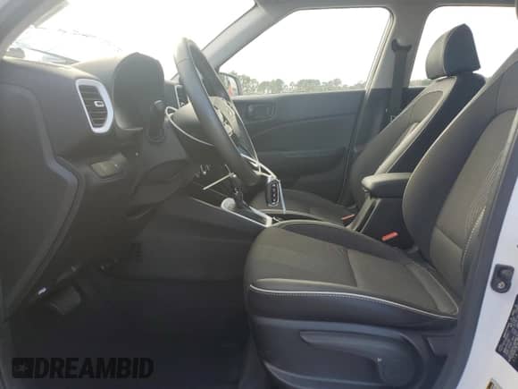 2024 Hyundai Venue Limited z VIN KMHRC8A33RU321019, wystawiony jako Copart lot #82492705 z przebiegiem 26 884 mil mil oraz Szkoda całkowita • Salvage title. Historia ofert i sprzedaży dostępna na DreamBid. Obrazek 7.