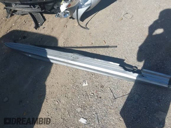 2022 Toyota Camry SE z VIN 4T1G11AK5NU018670, wystawiony jako IAAI lot #43344974 z przebiegiem 122 219 mil mil oraz . Historia ofert i sprzedaży dostępna na DreamBid. Obrazek 12.