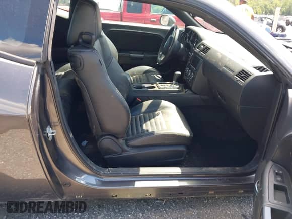 2014 Dodge Challenger SXT z VIN 2C3CDYAG3EH143382, wystawiony jako IAAI lot #43081160 z przebiegiem 35 011 mil mil oraz . Historia ofert i sprzedaży dostępna na DreamBid. Obrazek 5.