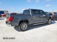 ✅ 2025 Ford F-150 Lariat • VIN: 1FTFW5L58SKD34197 • Lot: 62343085. Wystawiony na Copart z przebiegiem 1 106 mil. Bezpłatny archiwum sprzedaży aukcyjnych z USA i szczegółowy raport historii pojazdu na DreamBid. Zdjęcie 3.