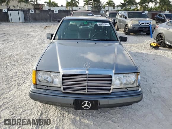 ✅ 1993 Mercedes-Benz E 320 • VIN: WDBEA32E0PB963118 • Lot: 45243905. Wystawiony na Copart z przebiegiem 154 121 mil. Bezpłatny archiwum sprzedaży aukcyjnych z USA i szczegółowy raport historii pojazdu na DreamBid. Zdjęcie 5.
