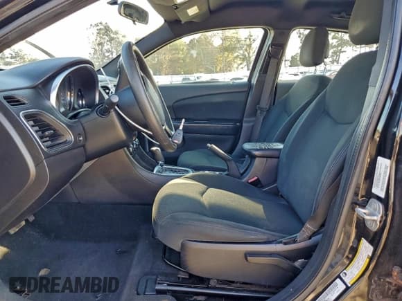 ✅ 2012 Chrysler 200 LX • VIN: 1C3CCBAB4CN145070 • Лот: 93036355. Опубликован ранее на Copart с пробегом 247 871 миль. Бесплатный доступ к архиву аукционных продаж из США и подробный отчёт об истории автомобиля на DreamBid. Изображение 7.