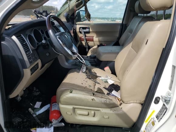 ✅ 2015 Toyota Sequoia Platinum • VIN: 5TDDW5G15FS126100 • Lot: 81758175. Wystawiony na Copart z przebiegiem Nie podano. Bezpłatny archiwum sprzedaży aukcyjnych z USA i szczegółowy raport historii pojazdu na DreamBid. Zdjęcie 7.