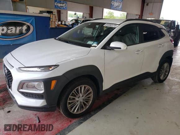 ✅ 2021 Hyundai Kona SEL • VIN: KM8K2CAA2MU741207 • Лот: 64950174. Опубликован ранее на Copart с пробегом 17 324 миль. Бесплатный доступ к архиву аукционных продаж из США и подробный отчёт об истории автомобиля на DreamBid. Изображение 1.