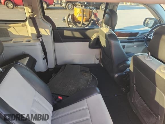 ✅ 2010 Chrysler Town & Country Touring Plus • VIN: 2A4RR8DX6AR320878 • Lot: 89564995. Wystawiony na Copart z przebiegiem 153 625 mil. Bezpłatny archiwum sprzedaży aukcyjnych z USA i szczegółowy raport historii pojazdu na DreamBid. Zdjęcie 11.