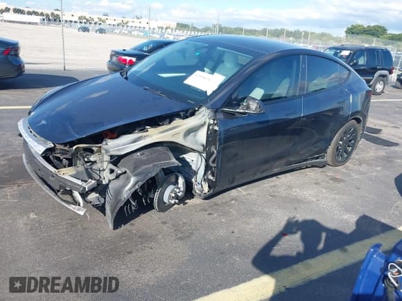 ✅ 2024 Tesla Model Y Long Range • VIN: 7SAYGAEE5RF065906 • Lot: 43598247. Wystawiony na IAAI z przebiegiem 4 577 mil. Bezpłatny archiwum sprzedaży aukcyjnych z USA i szczegółowy raport historii pojazdu na DreamBid. Zdjęcie 17.