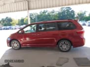 ✅ 2018 Toyota Sienna XLE • VIN: 5TDYZ3DC6JS957858 • Lot: 43574600. Wystawiony na IAAI z przebiegiem 91 442 mil. Bezpłatny archiwum sprzedaży aukcyjnych z USA i szczegółowy raport historii pojazdu na DreamBid. Zdjęcie 13.