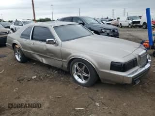 ✅ 1988 Lincoln Mark VIII • VIN: 1LNBM93E0JY624288 • Лот: 63301595. Опубликован ранее на Copart с пробегом 54 015 миль. Бесплатный доступ к архиву аукционных продаж из США и подробный отчёт об истории автомобиля на DreamBid. Изображение 4.