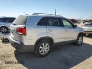 ✅ 2012 Kia Sorento LX • VIN: 5XYKTDA60CG218156 • Лот: 82212105. Опубликован ранее на Copart с пробегом 153 124 миль. Бесплатный доступ к архиву аукционных продаж из США и подробный отчёт об истории автомобиля на DreamBid. Изображение 3.