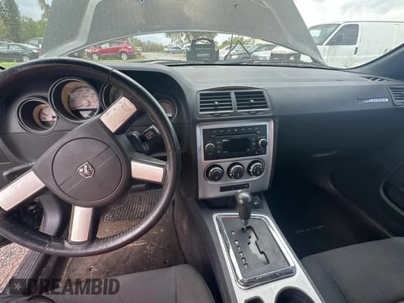 ✅ 2009 Dodge Challenger SE • VIN: 2B3LJ44V89H577103 • Lot: 48202545. Wystawiony na Copart z przebiegiem 172 791 mil. Bezpłatny archiwum sprzedaży aukcyjnych z USA i szczegółowy raport historii pojazdu na DreamBid. Zdjęcie 9.