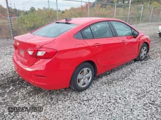 2018 Chevrolet Cruze LS с VIN 1G1BC5SM2J7141926, выставлен на аукционе IAAI как лот 43473944 с пробегом 77 443 миль миль и . История ставок и продаж доступна на DreamBid. Изображение 4.