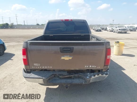 ✅ 2007 Chevrolet Silverado 1500 1LT • VIN: 2GCEC13J371676450 • Lot: 43393972. Wystawiony na IAAI z przebiegiem 313 790 mil. Bezpłatny archiwum sprzedaży aukcyjnych z USA i szczegółowy raport historii pojazdu na DreamBid. Zdjęcie 16.
