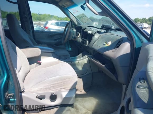 ✅ 1998 Ford Expedition XLT • VIN: 1FMPU18L8WLC39077 • Lot: 42692981. Wystawiony na IAAI z przebiegiem 273 619 mil. Bezpłatny archiwum sprzedaży aukcyjnych z USA i szczegółowy raport historii pojazdu na DreamBid. Zdjęcie 5.