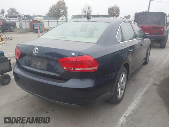 ✅ 2015 Volkswagen Passat S • VIN: 1VWAT7A36FC086898 • Lot: 43900114. Wystawiony na IAAI z przebiegiem 158 124 mil. Bezpłatny archiwum sprzedaży aukcyjnych z USA i szczegółowy raport historii pojazdu na DreamBid. Zdjęcie 4.
