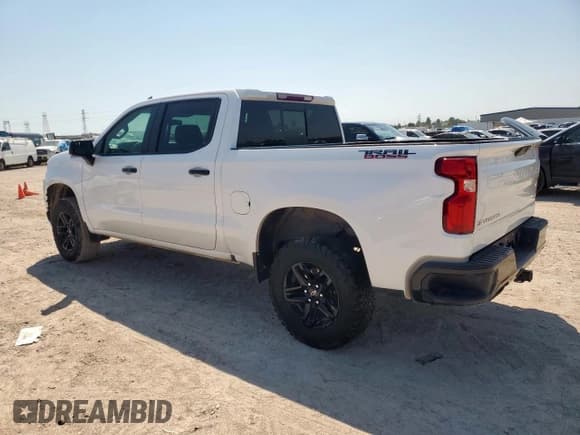 ✅ 2021 Chevrolet Silverado 1500 LT Trail Boss • VIN: 1GCPYFEL8MZ315384 • Lot: 71369185. Wystawiony na Copart z przebiegiem 110 053 mil. Bezpłatny archiwum sprzedaży aukcyjnych z USA i szczegółowy raport historii pojazdu na DreamBid. Zdjęcie 2.