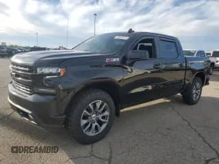 2021 Chevrolet Silverado 1500 RST z VIN 1GCUYEED4MZ273477, wystawiony jako Copart lot #89915375 z przebiegiem 47 656 mil mil oraz Szkoda całkowita • Salvage title. Historia ofert i sprzedaży dostępna na DreamBid. Obrazek 1.