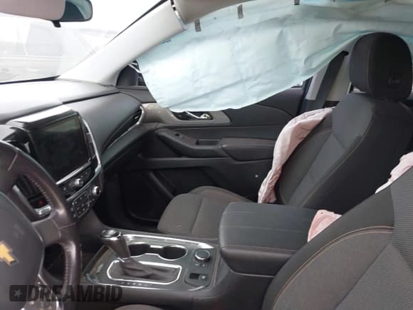 ✅ 2020 Chevrolet Traverse LT Cloth • VIN: 1GNERGKW5LJ238017 • Lot: 43736868. Wystawiony na IAAI z przebiegiem 121 350 mil. Bezpłatny archiwum sprzedaży aukcyjnych z USA i szczegółowy raport historii pojazdu na DreamBid. Zdjęcie 5.