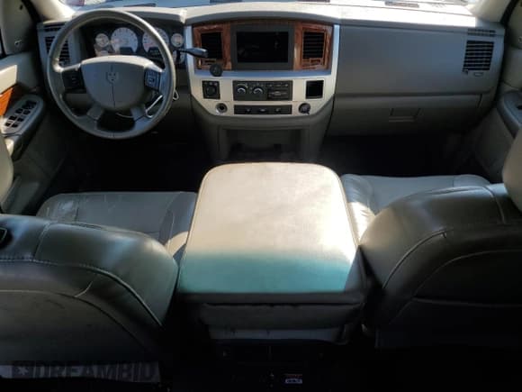 ✅ 2007 Dodge 1500 Laramie • VIN: 3D7KS19DX7G726541 • Lot: 71788575. Wystawiony na Copart z przebiegiem 200 069 mil. Bezpłatny archiwum sprzedaży aukcyjnych z USA i szczegółowy raport historii pojazdu na DreamBid. Zdjęcie 8.