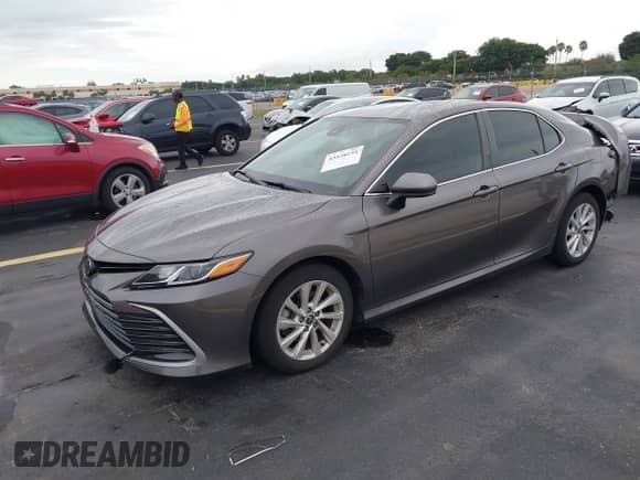 2022 Toyota Camry LE with VIN 4T1C11AK0NU653830, listed as a IAAI auction lot 43428154 with 21,960 mi miles and . Bid and sale history available at DreamBid. Image 18.