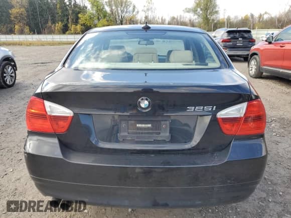 2006 BMW 3 Series 325i z VIN WBAVB13506KR62791, wystawiony jako Copart lot #82771415 z przebiegiem 261 229 mil mil oraz Szkoda całkowita • Salvage title. Historia ofert i sprzedaży dostępna na DreamBid. Obrazek 6.