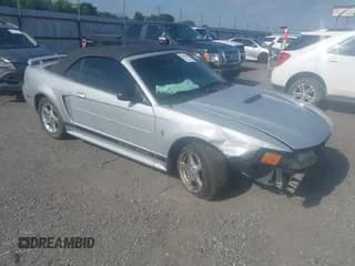 ✅ 2002 Ford Mustang Deluxe • VIN: 1FAFP44432F205991 • Lot: 42144709. Wystawiony na IAAI z przebiegiem 138 119 mil. Bezpłatny archiwum sprzedaży aukcyjnych z USA i szczegółowy raport historii pojazdu na DreamBid. Zdjęcie 1.