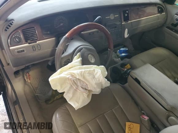 ✅ 2003 Lincoln Town Car Signature • VIN: 1LNHM82W63Y685274 • Lot: 86516195. Listed on Copart with Not provided. Free auction sales archive from the USA and detailed vehicle history report at DreamBid. Image 8.