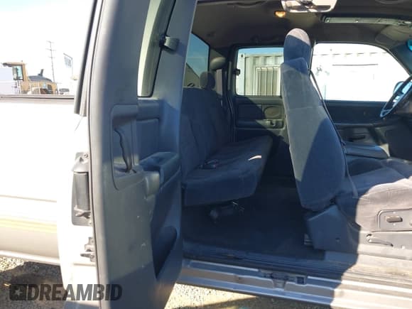 ✅ 2001 Chevrolet Silverado 2500HD LS • VIN: 1GCHK29G61E281556 • Лот: 42953227. Опубликован ранее на IAAI с пробегом 272 150 миль. Бесплатный доступ к архиву аукционных продаж из США и подробный отчёт об истории автомобиля на DreamBid. Изображение 8.