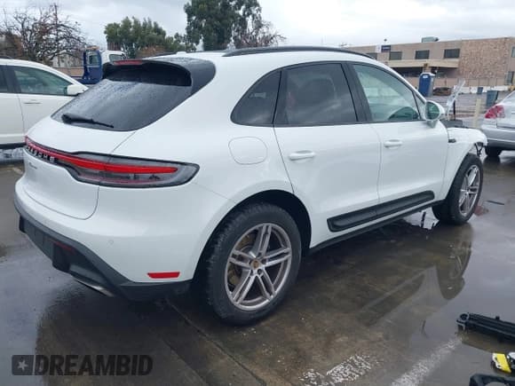 ✅ 2024 Porsche Macan • VIN: WP1AA2A57RLB12571 • Lot: 41243341. Wystawiony na IAAI z przebiegiem 4 744 mil. Bezpłatny archiwum sprzedaży aukcyjnych z USA i szczegółowy raport historii pojazdu na DreamBid. Zdjęcie 4.