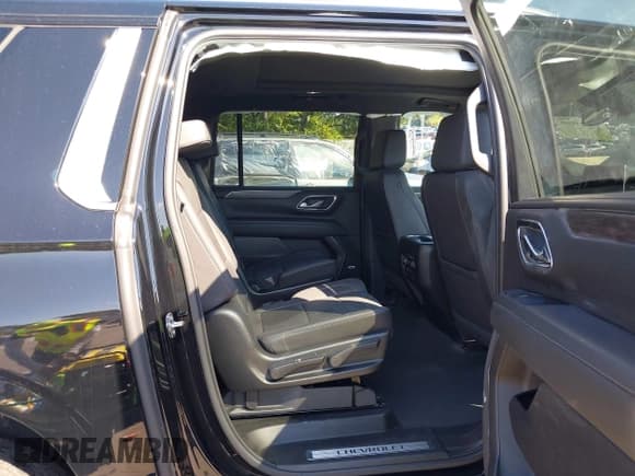 ✅ 2023 Chevrolet Suburban LT • VIN: 1GNSKCKD4PR442054 • Lot: 43124100. Wystawiony na IAAI z przebiegiem 23 096 mil. Bezpłatny archiwum sprzedaży aukcyjnych z USA i szczegółowy raport historii pojazdu na DreamBid. Zdjęcie 8.