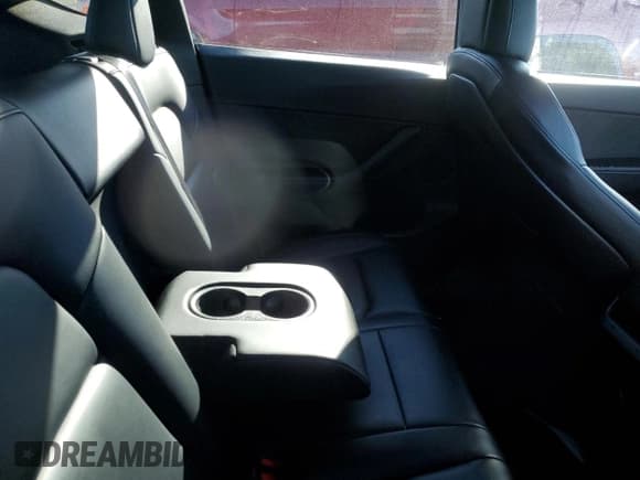 ✅ 2022 Tesla Model Y Long Range • VIN: 7SAYGDEE9NF371325 • Lot: 46917505. Wystawiony na Copart z przebiegiem Nie podano. Bezpłatny archiwum sprzedaży aukcyjnych z USA i szczegółowy raport historii pojazdu na DreamBid. Zdjęcie 10.